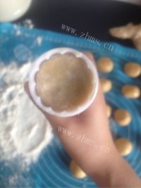 自制紫薯月饼做法图解8)
