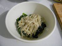 家常菜金针菇拌菠菜做法图解5)
