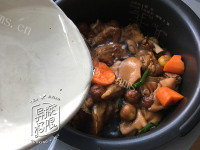 香喷喷的板栗羊肉煲做法图解10)