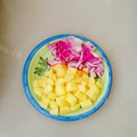 可口的香菇土豆卤肉饭做法图解4)