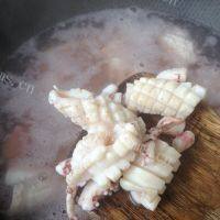简易版鱿鱼炖豆腐做法图解4)
