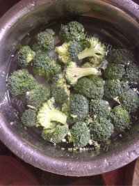 家常菜西兰花炒五花肉做法图解2)