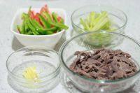 家常菜芹菜炒牛肉做法图解1)