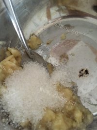 香气浓郁的香蕉牛奶做法图解3)