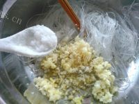 美味的蒜蓉粉丝蒸带子做法图解3)
