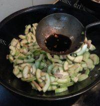 家常菜肉炒角瓜做法图解7)