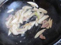 营养丰富的茭白炒肉片做法图解8)