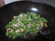 家常豆角烧肉做法图解4)