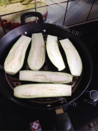 美味的凉拌手撕茄子做法图解2)