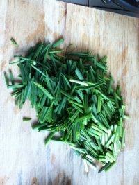 家常菜蒜苗炒豆芽做法图解2)