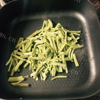 贡菜炒肉丝做法图解4)