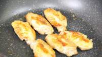 美味的煎鸡翅做法图解8)