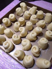 美味的牛奶面包卷做法图解6)
