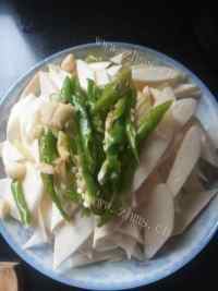 家常菜茭白炒肉片做法图解3)
