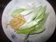 回味无穷的芹菜肉丝做法图解2)