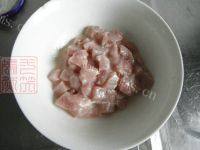 美味的酱爆肉丁做法图解4)