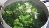 家常菜清炒西兰花做法图解2)