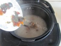 皮蛋瘦肉粥做法图解8)