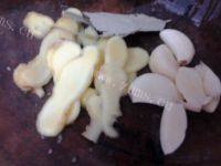 好吃的腐竹焖鸭的做法图解三