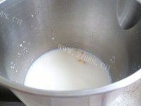 色味俱佳的奶香玉米汁做法图解2)