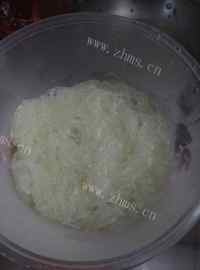 美味的凉拌菠菜粉丝做法图解4)