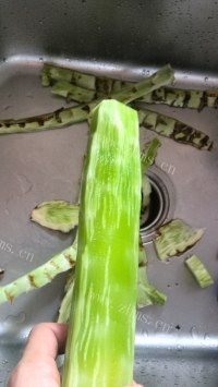 香飘十里的清炒莴笋做法图解1)