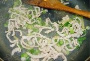 白菜肉丝炒年糕做法图解3)