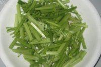 芹菜炒腐竹自制做法图解2)