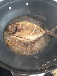 唇齿留香的红烧鲳鱼做法图解4)