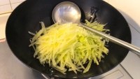 好吃的的蒜香麻辣莴笋丝做法图解9)