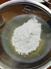 自制酸奶戚风蛋糕做法图解7)