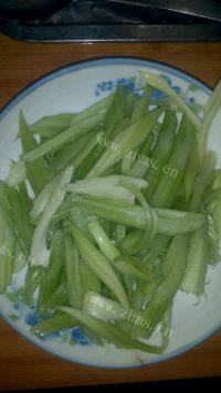 香味四溢的芹菜炒香菇做法图解3)