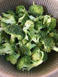 家常菜干煸西兰花做法图解1)