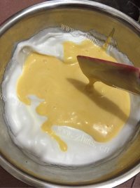 自制草莓奶油蛋糕卷做法图解9)