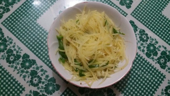 家常青椒炒土豆丝