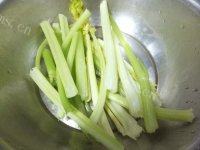 鲜的芹菜炒鱿鱼做法图解2)
