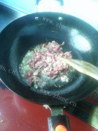 健康美食之牛肉丝炒芹菜做法图解7)