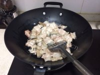 家常菜土豆片炒五花肉做法图解1)
