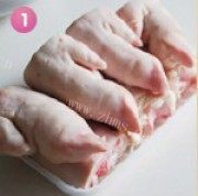 美味的黄豆滋补猪手浓汤做法图解1)