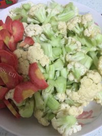 美味的菜花炒肉做法图解1)