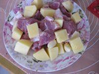 家常菜土豆粉蒸肉做法图解3)