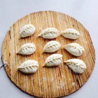 美味的柳叶煎饺做法图解12)