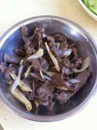 美味的西芹香干炒黄牛肉做法图解8)