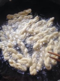 自制香酥麻花做法图解7)