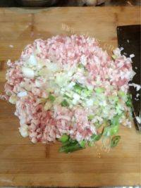营养丰富的芹菜猪肉水饺做法图解1)