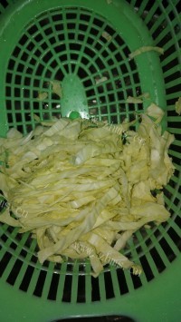 香辣美味的包菜蛋炒细面做法图解3)