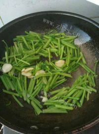 家常菜芹菜炒豆皮做法图解3)