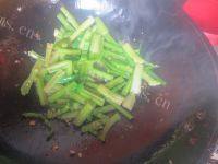 可口美味的芹菜香干炒肉做法图解4)