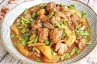 美味的土豆焖排骨做法图解10)