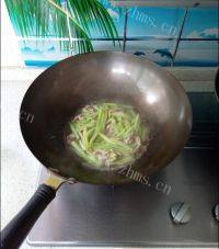 家常菜西芹炒肉丝做法图解9)